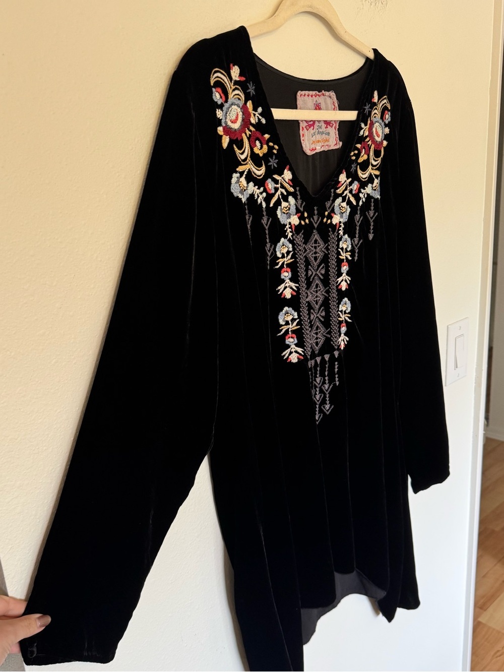 Johnny Was Landon Embroidered Tunic V Neck Black Silk Embroidered Large? EUC - Picture 4 of 6